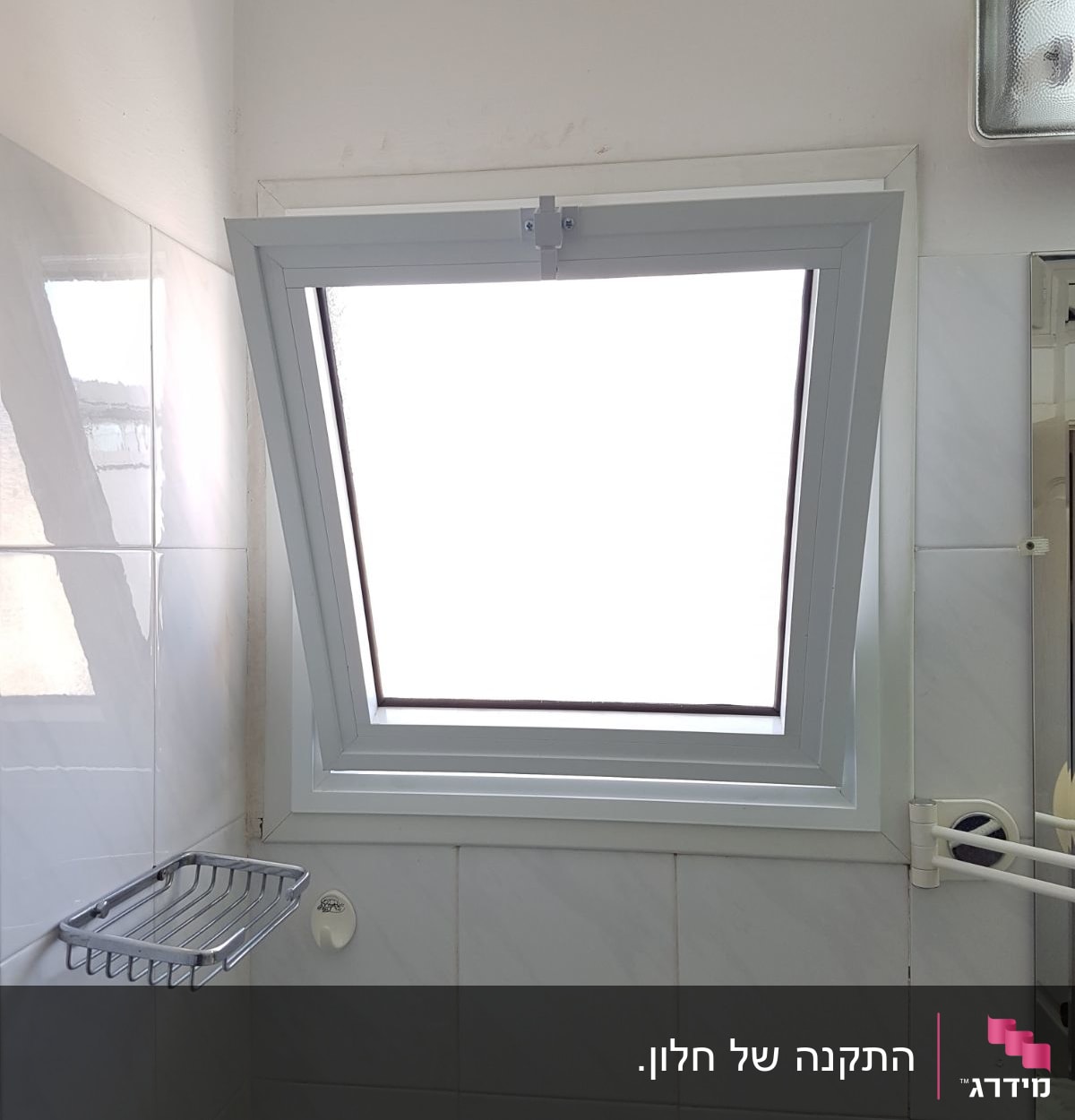 חלון אלומיניום פתוח עם מסגרת אפורה